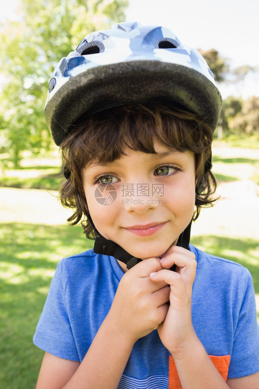 穿着自行车头盔的小可爱男孩公园男性享受安全微笑学习男生农村乐趣图片