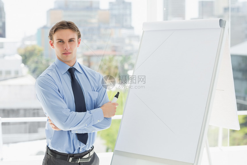 年轻商务人士站在白板边站着图片