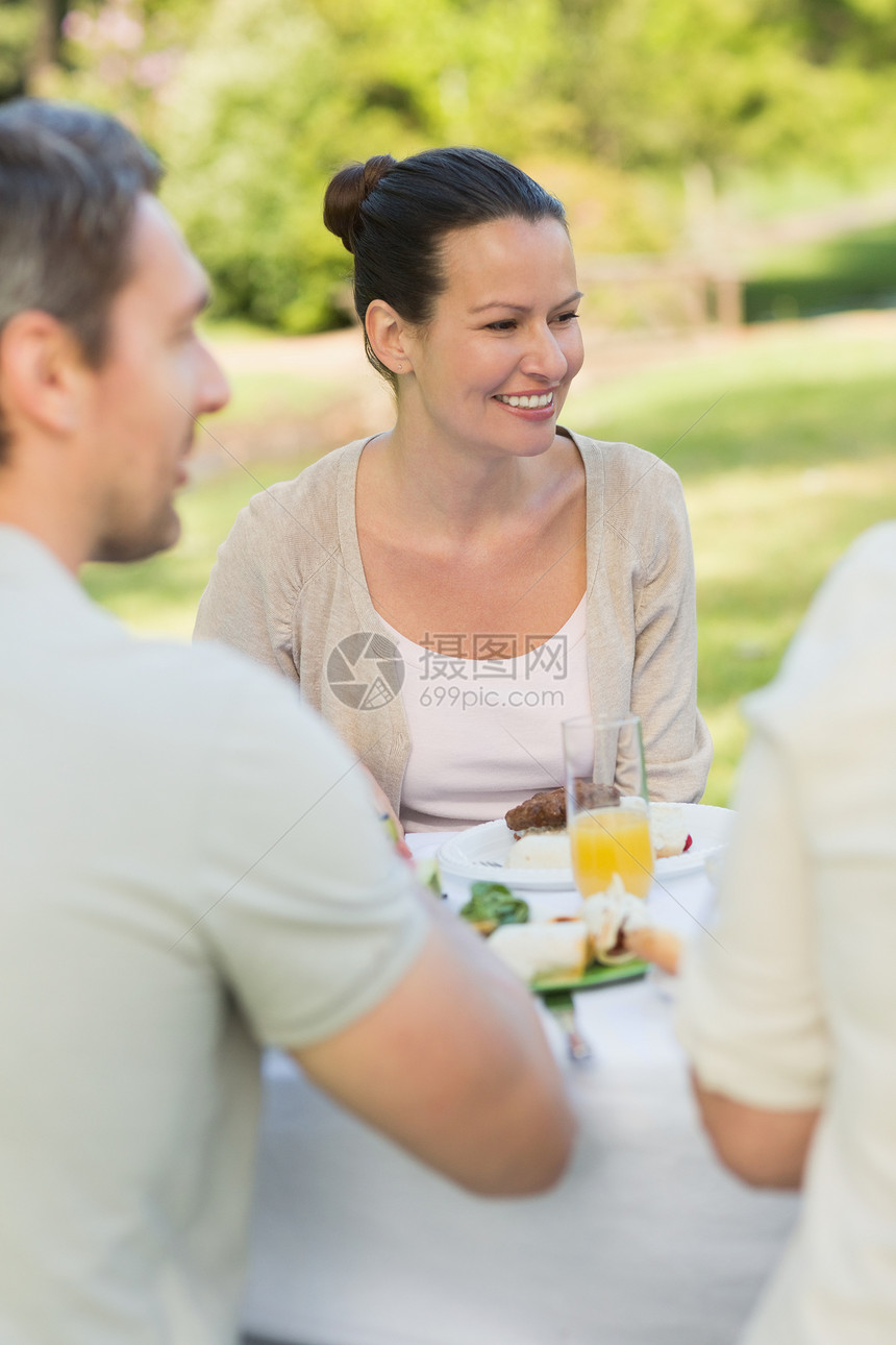 两人在户外餐桌吃饭图片