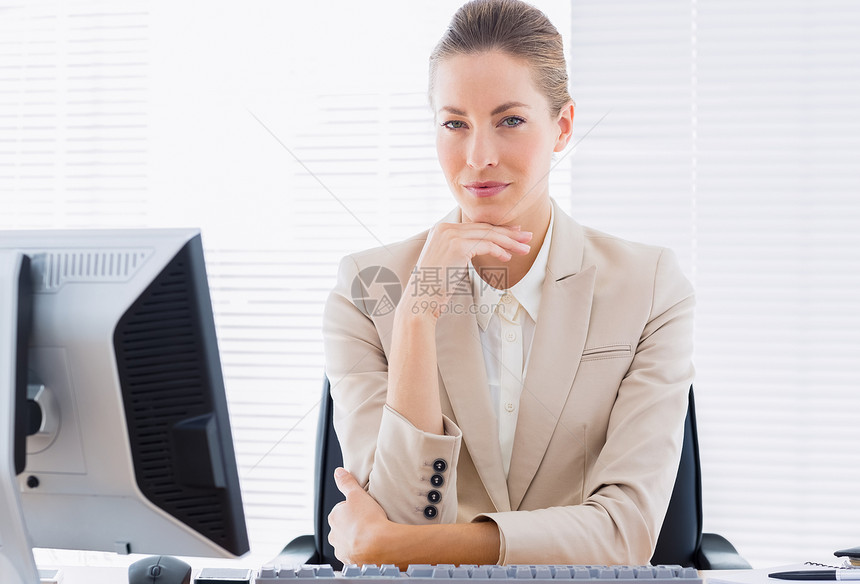 办公室服务台计算机操作严重女商业女商务人士女性桌子电子键盘电脑显示器技术商务套装女士职业图片