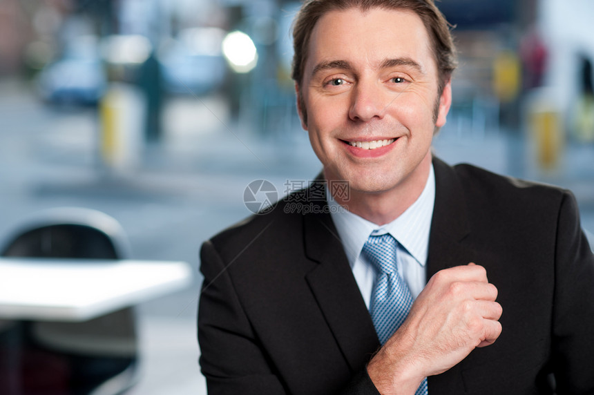 咖啡馆的笑脸商务人士领带快乐桌子男性经理冒充餐厅中年商务人士图片