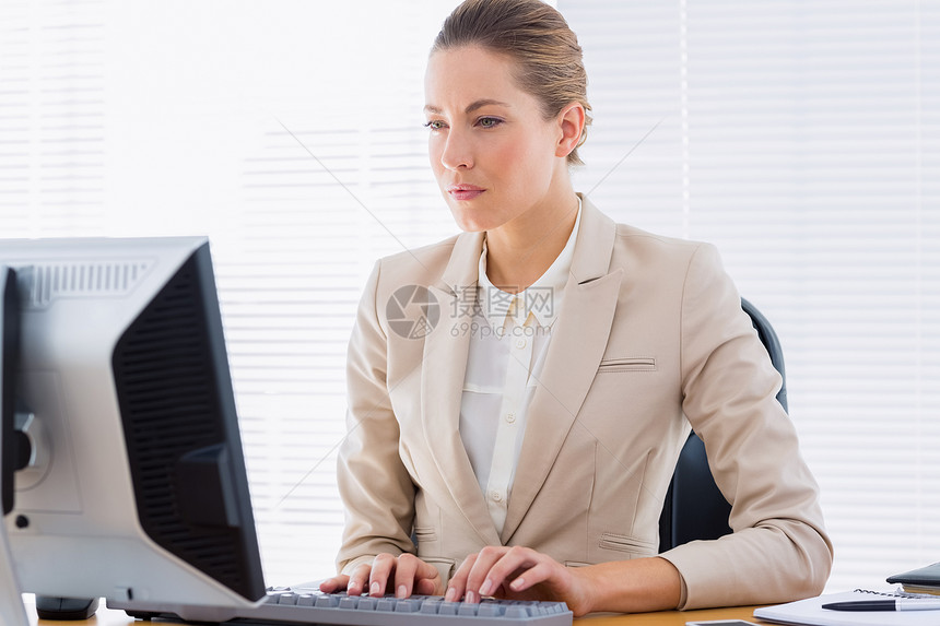办公室使用计算机的严重商业女企业主图片