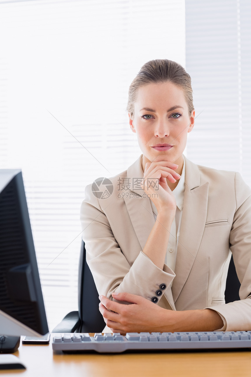 办公室服务台计算机操作严重女商业女商务人士职业电脑桌子女士键盘人士公司女性商务技术图片