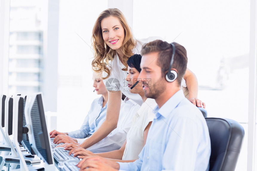 使用计算机佩戴头盔的经理和主管同事中心团队客户呼叫办公室人士服务商业键盘图片