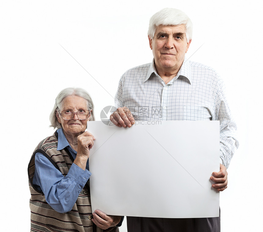 持有空白广告牌的高级男女长者微笑工作室男人祖父母亲男性女性女士木板儿子图片