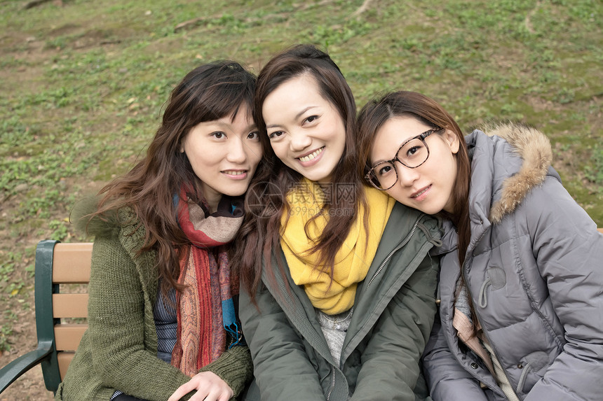 在公园中笑笑的亚洲妇女快乐团体女士女性魅力友谊微笑幸福社会图片