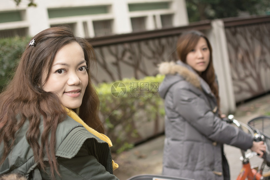 年轻亚洲妇女与朋友一起骑自行车活动女性闲暇友谊魅力团体生活运动快乐女士图片