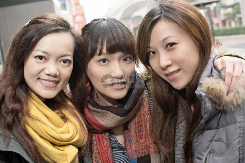 城市中笑笑的亚洲妇女快乐团体友谊女性社会魅力幸福微笑女士图片