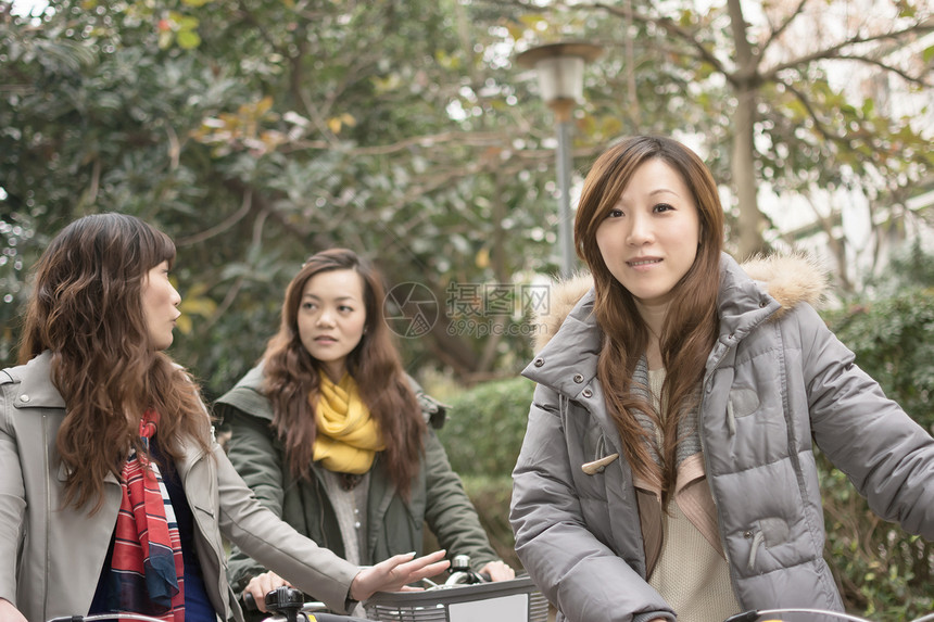 年轻亚洲妇女与朋友一起骑自行车友谊魅力女士活动生活运动快乐闲暇女性团体图片