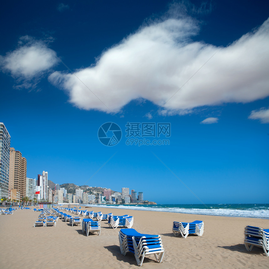海滩建筑和地中海天际海洋公寓假期蓝色城市海岸线吊床摩天大楼波浪图片