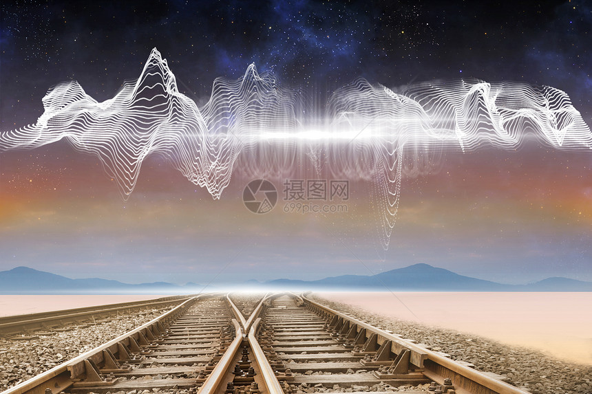 沙漠中能源浪潮下的火车轨迹图片