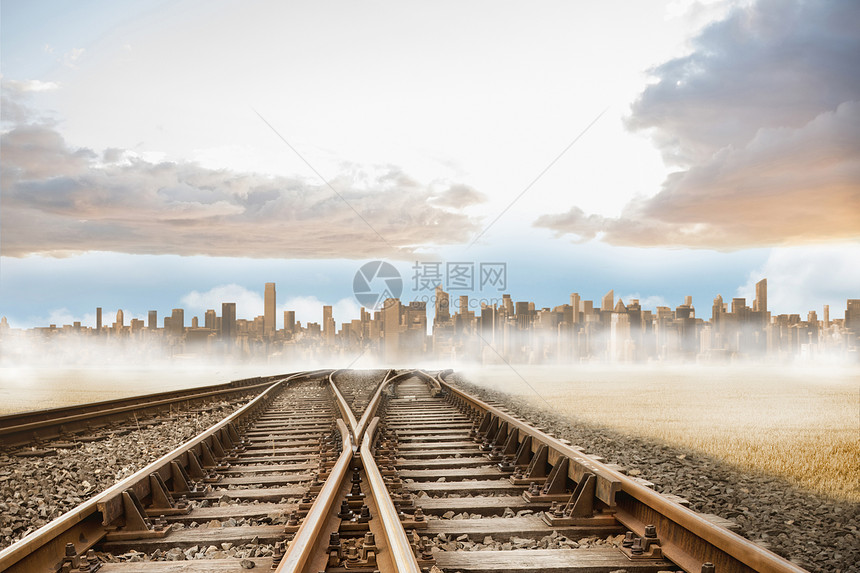 通往城市的铁路路线摩天大楼地平线轨道铁轨绘图火车建筑景观场地多云图片