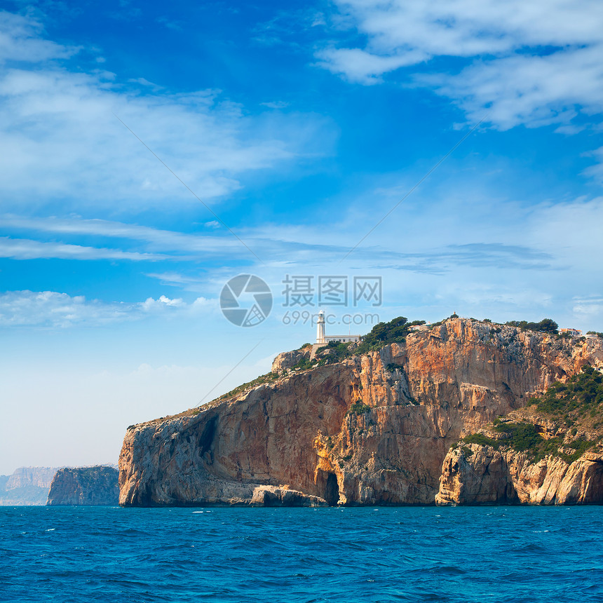 地中海阿利坎特海的纳奥角灯塔石头海岸海滩旅行悬崖旅游岩石海洋地平线海浪图片
