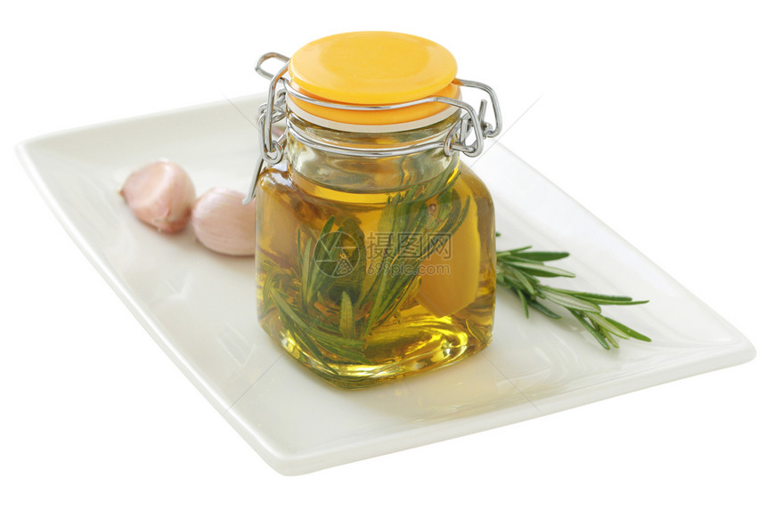 含大蒜和迷香橄榄油的橄榄油液体食物蔬菜黄色迷迭香盘子饮食图片