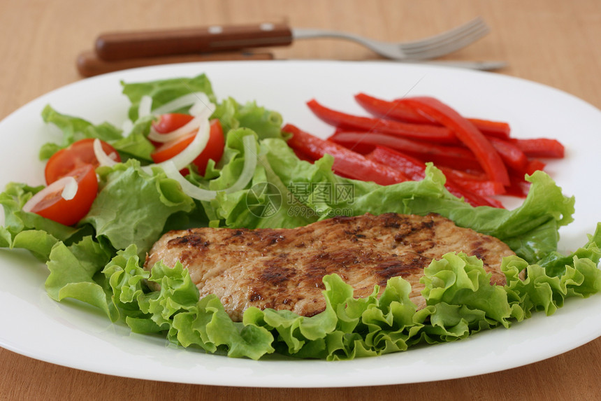 炸猪肉加沙拉胡椒蔬菜午餐食物洋葱棕色油炸盘子牛扒餐巾图片