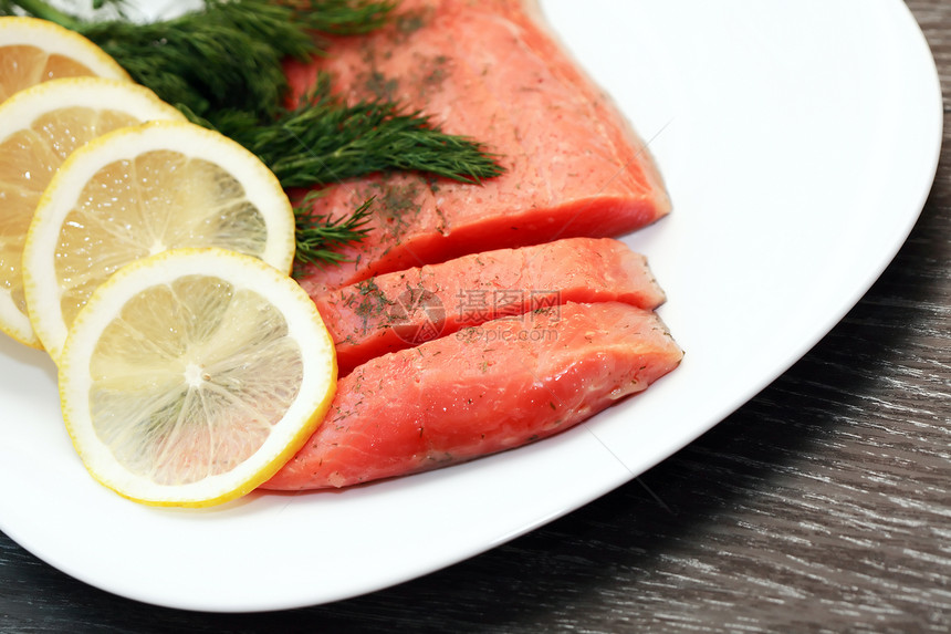 Salmon 鱼片食物蔬菜小吃海鲜鳟鱼健康饮食熟鱼柠檬烹饪茴香图片