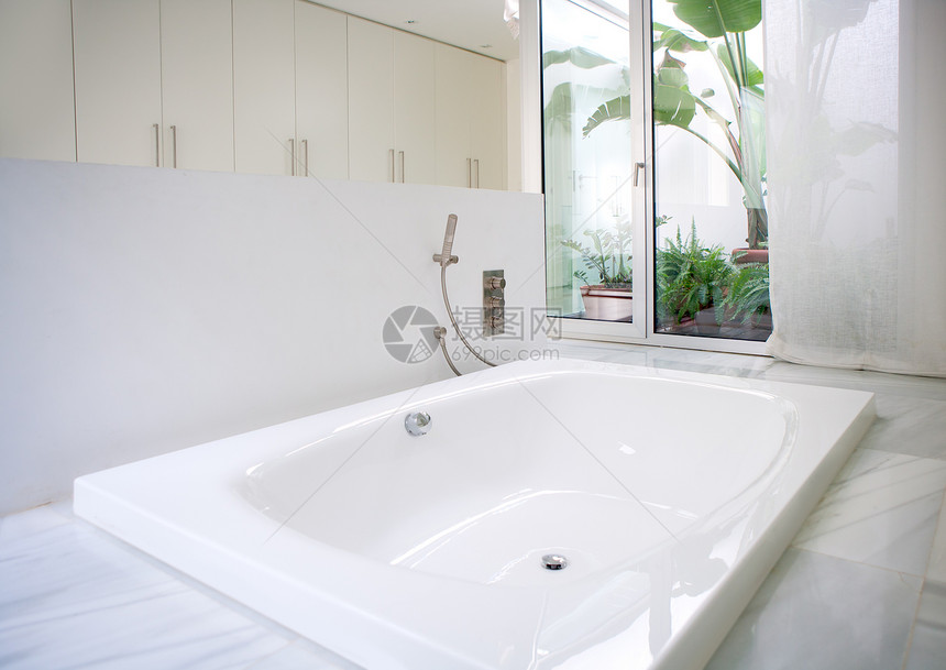 现代白色房子浴室浴缸 有庭院天窗财产卫生间装饰套房房间反射温泉合金大理石窗户图片