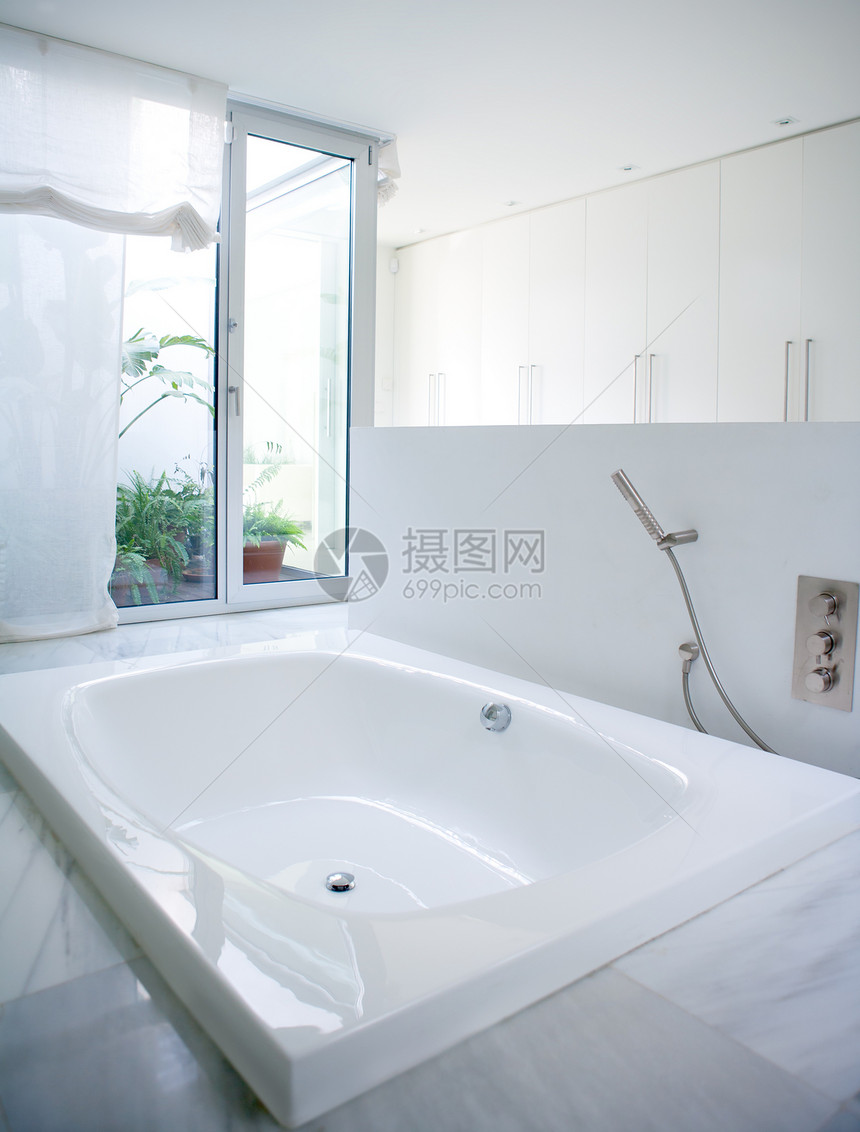 现代白色房子浴室浴缸 有庭院天窗窗户反射内阁风格大理石改革瓷砖卫生间装饰龙头图片