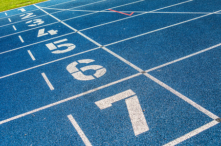 运行轨道竞赛运动车道体育场起跑线蓝色背景图片