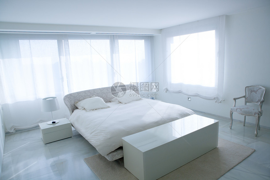 带有大理石地板的现代白色房子卧室图片