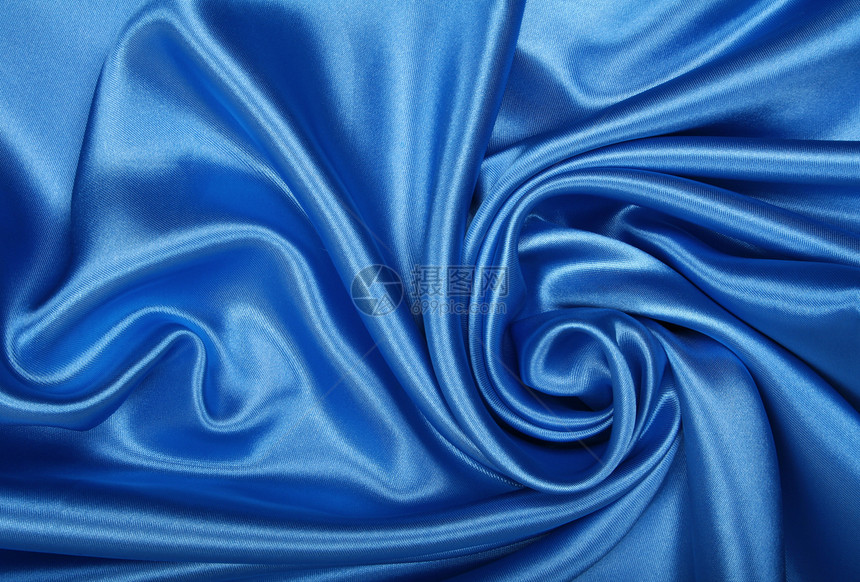 平滑优雅的蓝色丝绸作为背景曲线天蓝色银色布料纺织品织物折痕材料海浪投标图片