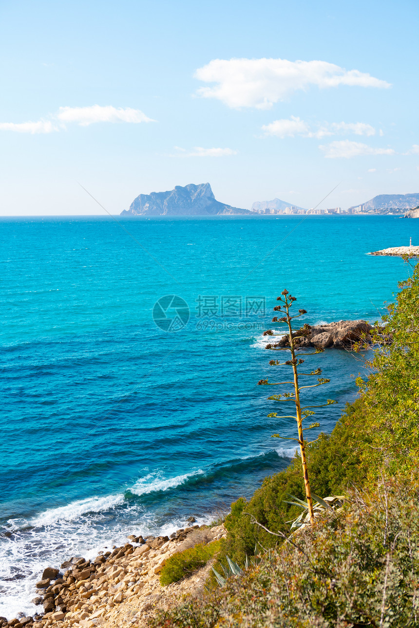 地中海的Ifach Penon观点石头海岸支撑岩石太阳蓝色景点海浪波纹海滩图片