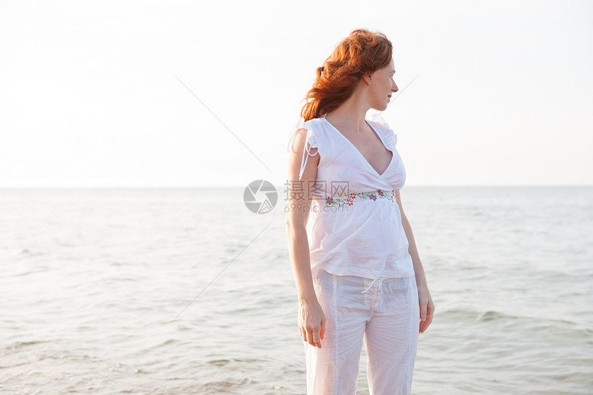 在地中海带白光的海滩上怀孕妇女 地中海母性海滨女孩手势蓝色成人肚子家庭假期女性图片