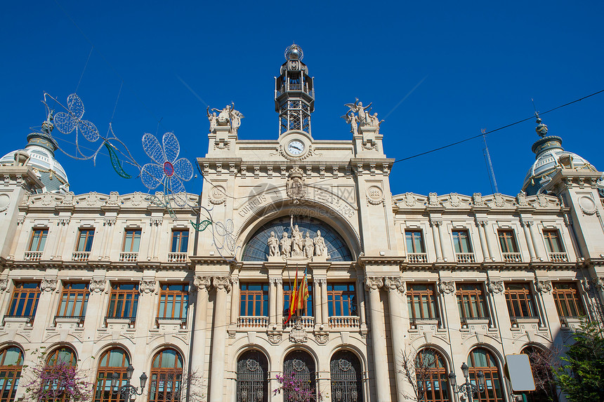 巴伦西亚市中心广场的Correos大楼邮政观光文化石工正方形旗帜柱子信件大厅雕塑图片