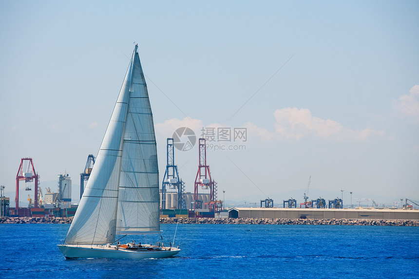 巴伦西亚市港口 背景有帆船和起重机城市货运商业假期旅行海岸线出口巡航贸易码头图片