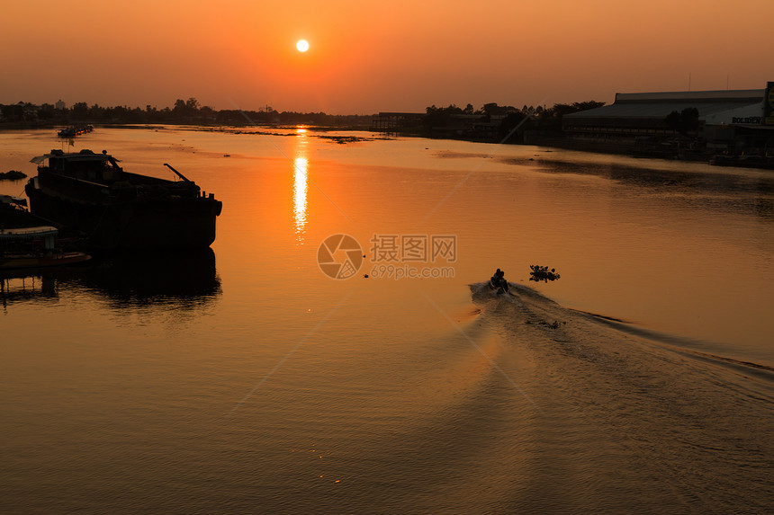 河上美丽的日落地平线橙子阳光天气海洋天空蓝色射线波浪太阳图片