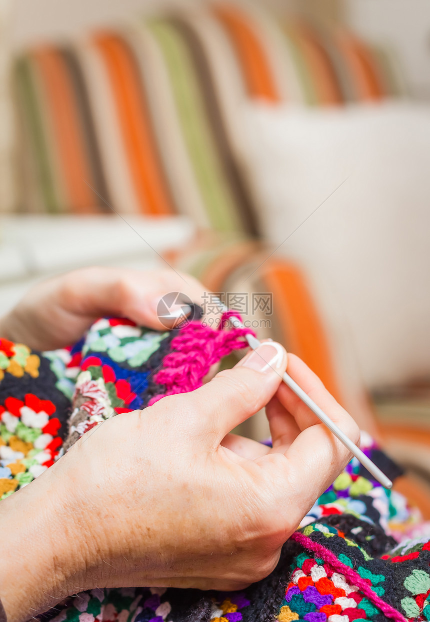 女人的手编织着古典羊毛棉布手指手工钩针被子闲暇床罩女士成人爱好图片