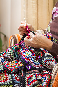 女人的手编织着古典羊毛手指艺术工艺祖母女性针线活女士闲暇母亲退休背景图片