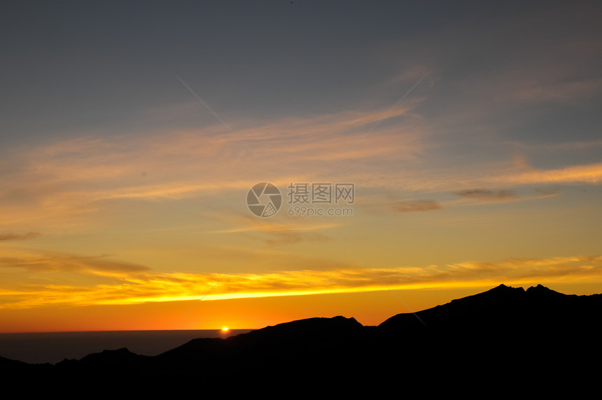 日落在山上沙漠太阳天空橙子图片