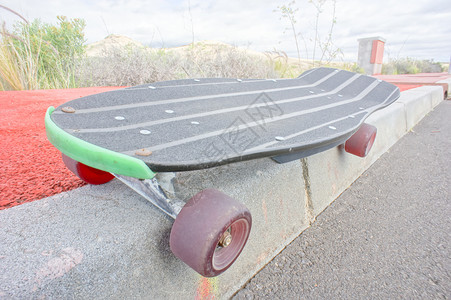 文体风格 长板黑滑板黑色条纹滑冰公园木板背景图片