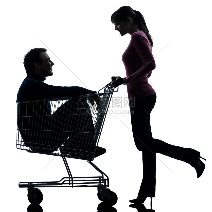一对夫妇妇女与男子坐在购物车轮椅上情侣夫妻男性娱乐微笑购物幸福乐趣恋人女士图片