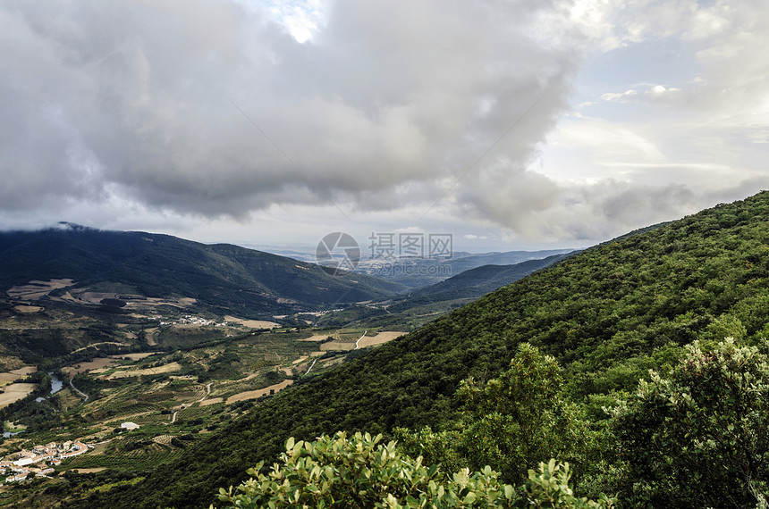 美丽的风景丘陵白色天气绿色树木爬坡土地环境蓝色摄影图片