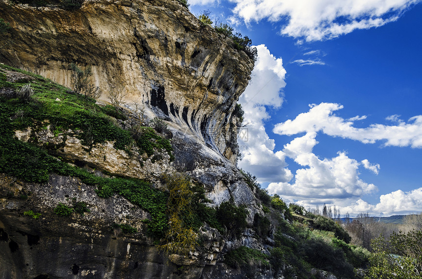 美丽的岩石摄影爬坡蓝色悬崖拥抱绿色丘陵白色天空阴影图片