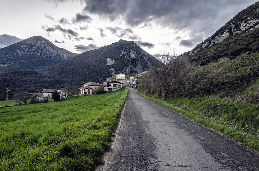 通往村庄的道路农业小路爬坡摄影白色土地天空环境绿色阴影图片