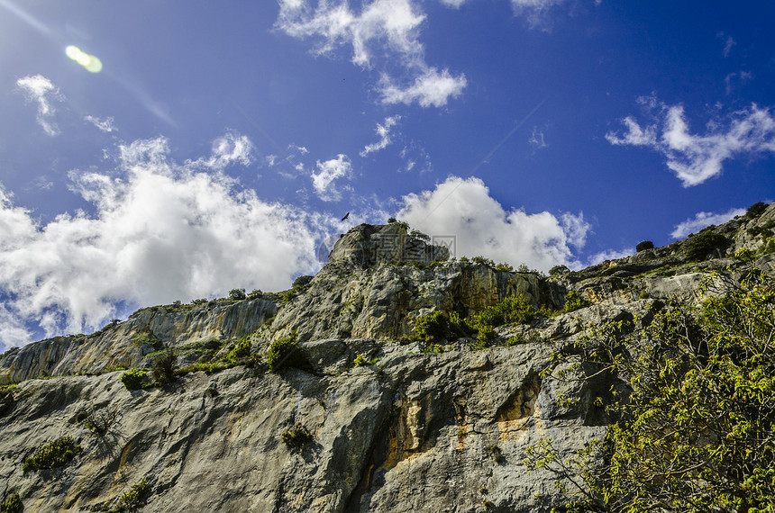 美丽的岩石绿色丘陵阴影白色拥抱蓝色悬崖天空摄影环境图片