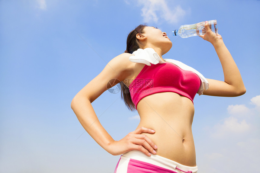 青年妇女自产期后饮用水供应情况毛巾瓶子蓝色行动活动天空跑步赛跑者微笑训练图片