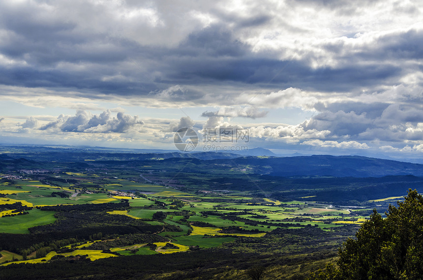 美丽的风景摄影森林环境白色绿色土地蓝色爬坡天气丘陵图片