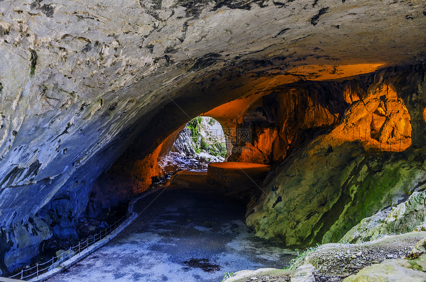 洞穴入口黑色环境岩石森林石头绿色图片