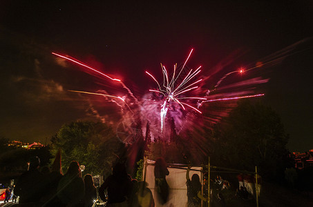 美丽的烟花天空派对庆典新年城市辉光嘉年华乐趣背景图片
