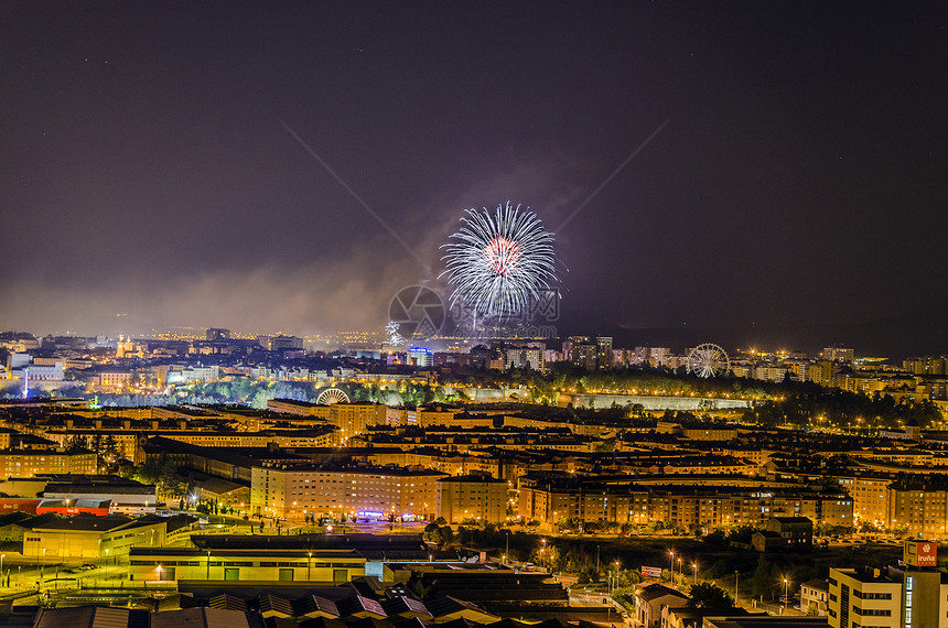 美丽的烟花派对乐趣辉光新年城市庆典嘉年华天空图片