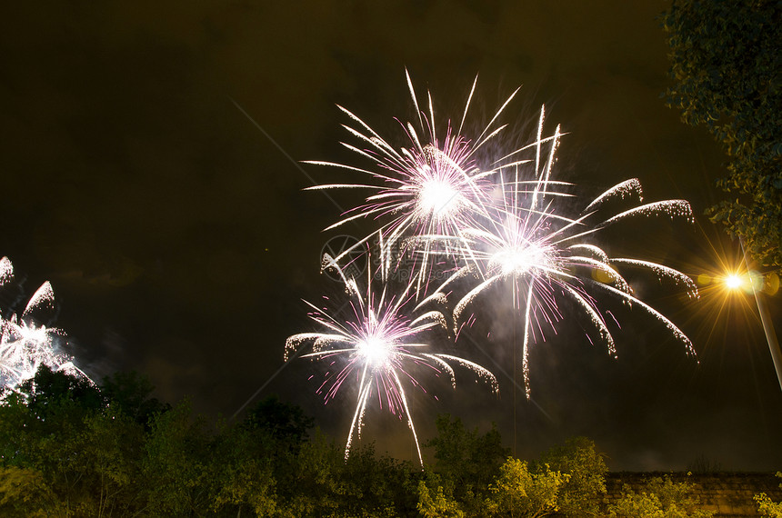 美丽的烟花庆典天空辉光派对嘉年华新年乐趣城市图片