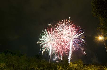 美丽的烟花庆典城市嘉年华派对乐趣新年天空辉光背景图片