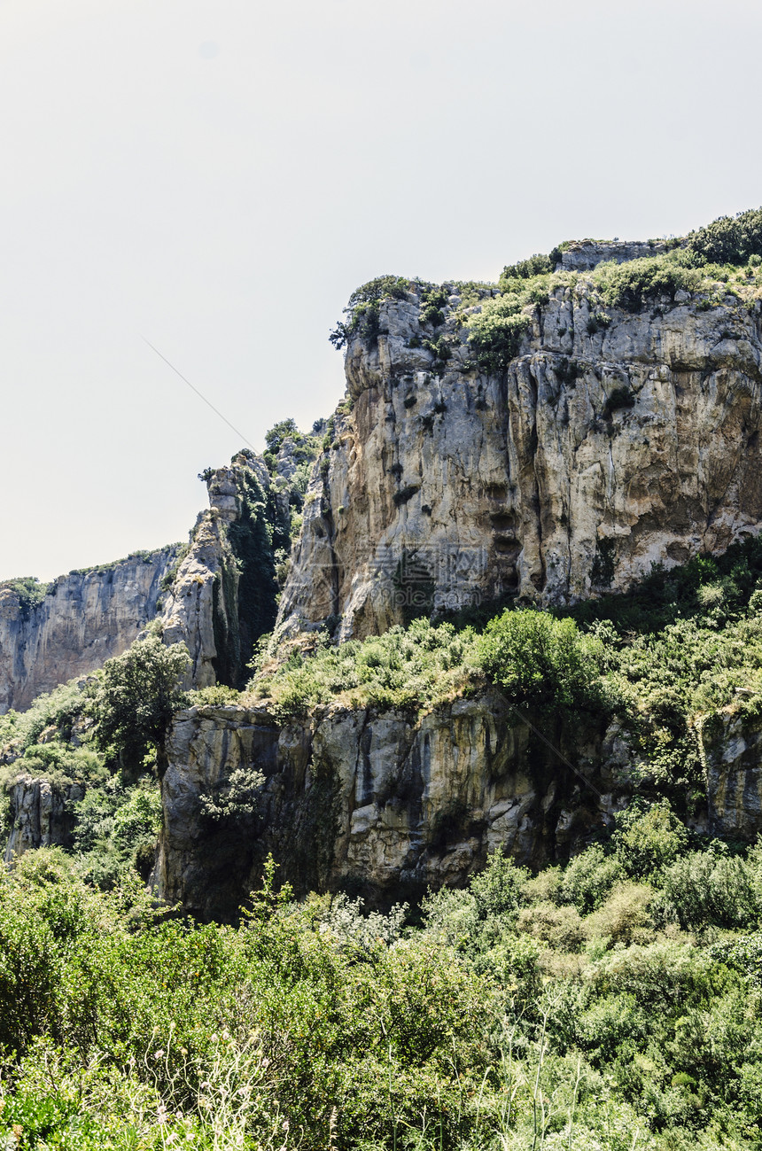 在金刚里阴影摄影绿色天空爬坡树木岩石悬崖丘陵土地图片
