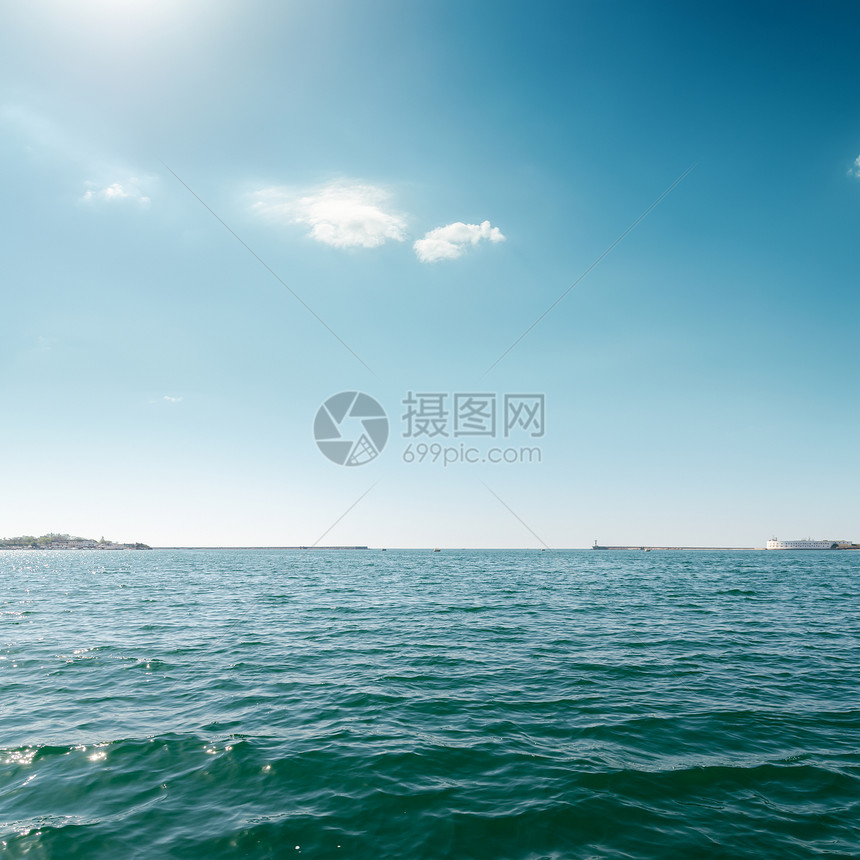 蓝海和有云的天空地平线海景蓝色阳光环境风景涟漪季节反射海浪图片