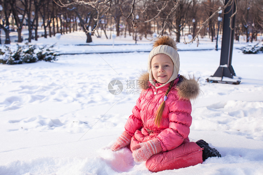 冬天在公园户外的可爱小女孩 在寒冬日毛皮雪堆女孩女性森林幸福快乐童年婴儿闲暇图片