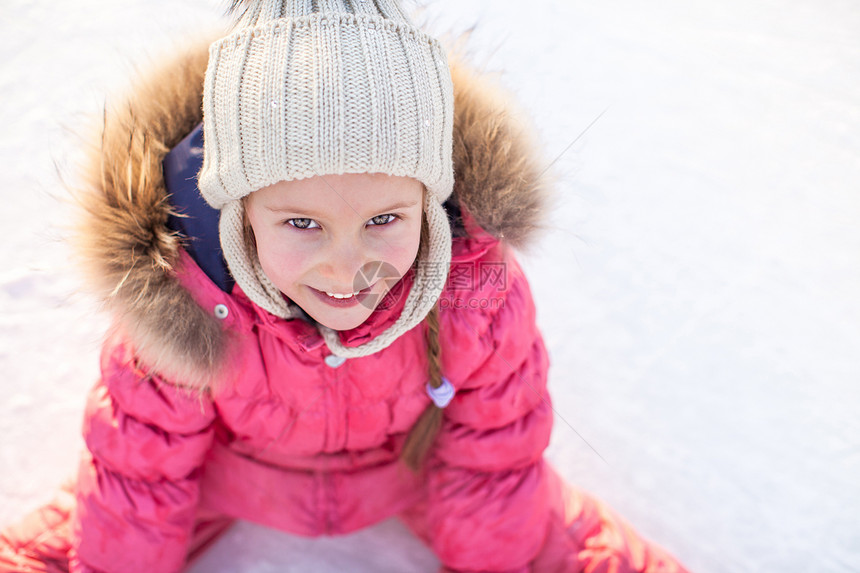 秋天后 可爱的快乐女孩坐在冰上 穿着溜冰鞋坐着冰雪教学数字帮助舞蹈手套滑冰场溜冰场女性训练冰鞋图片